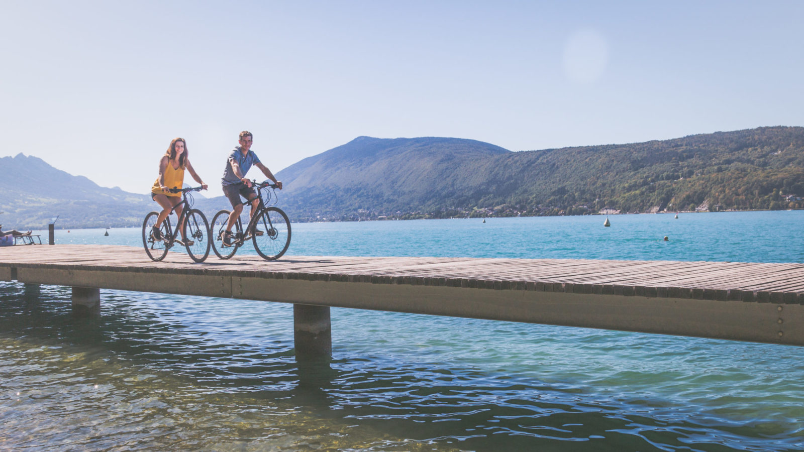 Couple vélo bord lac Annecy Couple vélo bord lac Annecy