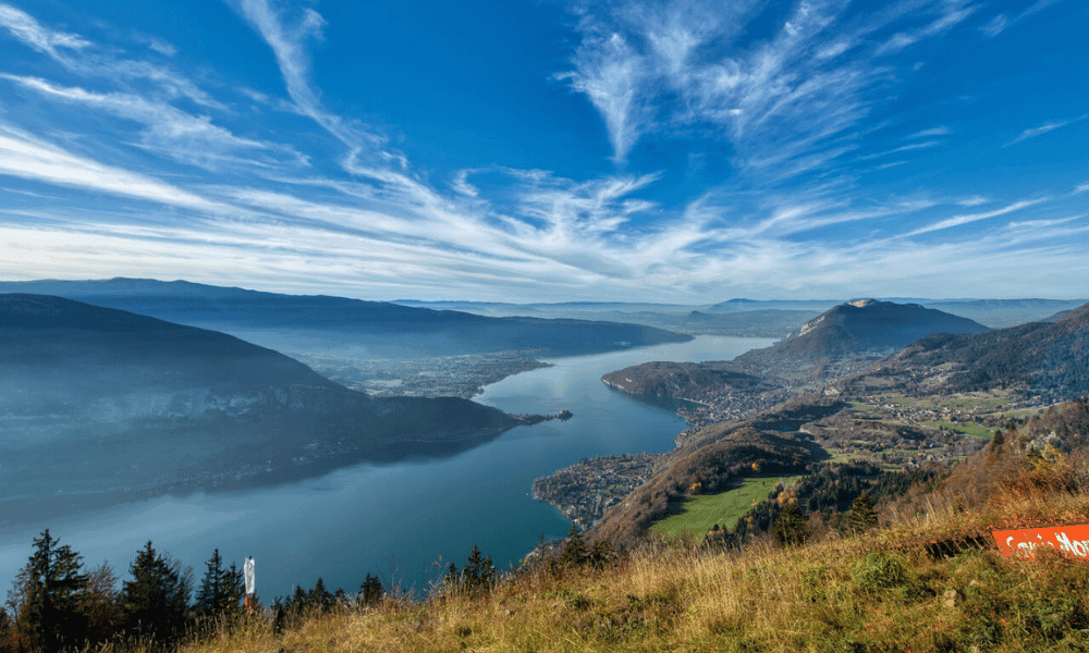 Le Col de la Forclaz à vélo (vue panoramique sur le lac)